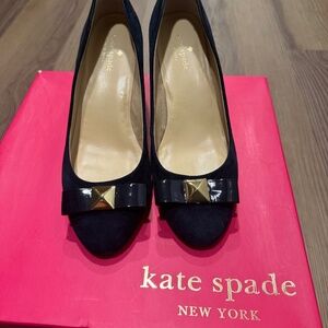 $395 NEW KATE SPADE NEW YORK Cayley Wedges Size 8 8.5 Suede Bow Accent Navy Blue